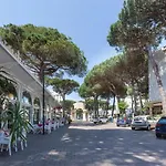 Guesthost - Flat A Due Passi Dalla Apartman *