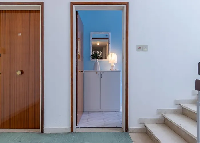 Guesthost - Flat A Due Passi Dalla شقة *